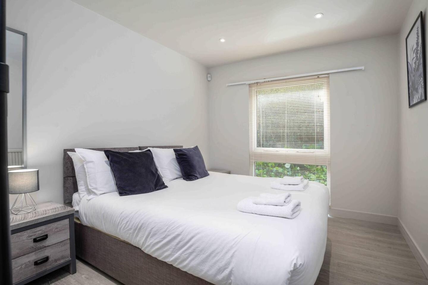 3 Bedroom Close To Peak District With Garden Holiday home Sheffield